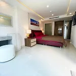 Large Deluxe 5 Grand Avenue Apartment