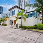 Hollywood Luxury Poolvilla Pattaya Walking Street 4 Bedrooms