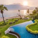 อพาร์ทเม้น Luxurious Beachfront