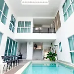 The Inn10 Pool Pattaya, Entire 9 Bedroom 22 Guests, Private Pool, 5 Parking Lots Pattaya