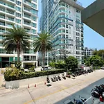 The Aurora Praatumnak - Luxury Two Bedroom Apartment Near The Sea