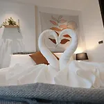 Downtown Chic Condo Rooftop Pool #Es13810