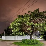 喧嚣都市绿荫花丛中的panalee别墅