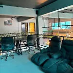 Hostel Friends Station Tukkom & Cafe Pattaya