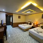 Mr.mac's Place Hotel 2*