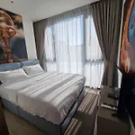 อพาร์ทเม้น Edge 2br Balcony Garden View Infinity Pool & Location *