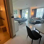 Stunning Unit Situated In Apartment *