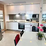 อพาร์ทเม้น The Palm Wongamat - 2br Luxury Beachfront - Ocean View *