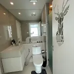 Stylish - Ultra-fast Fiber Internet, Pool, Sauna, Gym, Smart Tv, Guest Friendly *