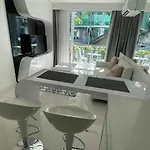 Stylish - Ultra-fast Fiber Internet, Pool, Sauna, Gym, Smart Tv, Guest Friendly Apartment *