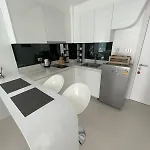 Stylish - Ultra-fast Fiber Internet, Pool, Sauna, Gym, Smart Tv, Guest Friendly *