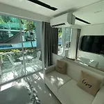 Stylish - Ultra-fast Fiber Internet, Pool, Sauna, Gym, Smart Tv, Guest Friendly