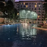 Stylish - Ultra-fast Fiber Internet, Pool, Sauna, Gym, Smart Tv, Guest Friendly Apartment