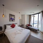 The Edge Central Holiday Inn New
