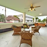 Massive Pet-Friendly House, 5 Mins From Beach, Pattaya