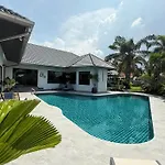 Villa Waree Minutes From Beach And City