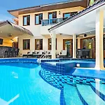 Luxury Pool T1 Near Walking Street 5br 9 Persons วิลล่า
