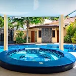 Luxury Pool T1 Near Walking Street 5br 9 Persons วิลล่า