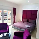 Titanic Residence-7 Minute Walk To The โรงแรม