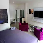 Titanic Residence-7 Minute Walk To The โรงแรม Pattaya