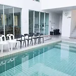 The Inn10 Pool Pattaya, Entire 9 Bedroom 22 Guests, Private Pool, 5 Parking Lots *