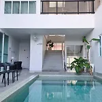 The Inn10 Pool Pattaya, Entire 9 Bedroom 22 Guests, Private Pool, 5 Parking Lots วิลล่า