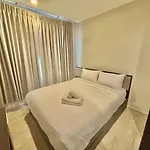 The Base Sea View Apartment *