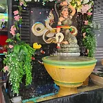 โรงแรม Rich Bar & House *
