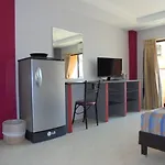 Robin\'S Nest Guesthouse & Restaurant