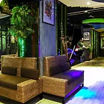 Oyo 143 Dday Resotel Hotel 4*