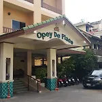 โอเปย์ เดอ เพลส Pattaya