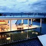 Tsix5 Phenomenal โรงแรม 5*