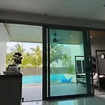 Beachfront With 50M Pool Jacuzzi Access-Pattaya