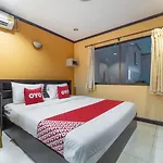 โรงแรม Oyo 75327 Diyana 3*
