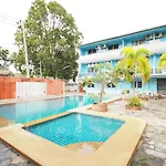 Oyo 1004 Naklua Mansion โรงแรม 2*