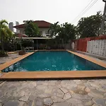 โรงแรม Oyo 1004 Naklua Mansion 2*