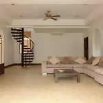 Oyo 1004 Naklua Mansion โรงแรม 2*