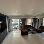 Spacious 1br With Kitchen, Pool, Near Beach, Bars & Eats,gym Near By *