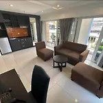 Spacious 1Br With Kitchen, Pool, Near Beach, Bars & Eats,Gym Near By