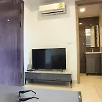 Luxurious With Pool Access Apartment