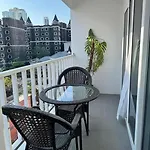 Spacious 1Br With Kitchen, Pool, Near Beach, Bars & Eats,Gym Near By