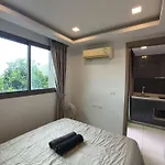 Luxurious With Pool Access *