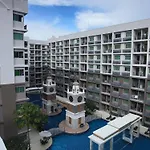 Luxurious With Pool Access *