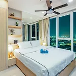 Panoramic View Tower: Garden Oasis *