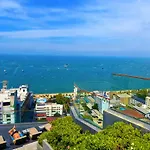 无边泳池的高端公寓 距离海滩很近 在市中心步行街旁88