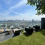 无边泳池的高端公寓 距离海滩很近 在市中心步行街旁88