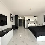 1-Bedroom Pool-View Condo With Large Balcony - Jomtien