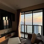 อพาร์ทเม้น Luxury 2br Sea View Unit I 35th Floor Rare Unit *