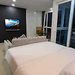 Luxury Pool Centara Avenue