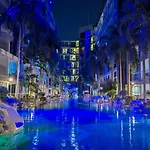 Luxury Pool Centara Avenue Pattaya